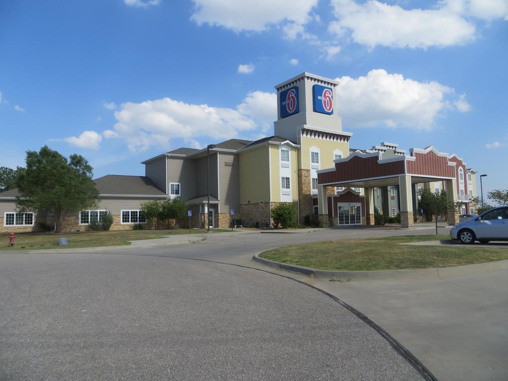 Motel 6-Valley Center, Ks Park City Bagian luar foto